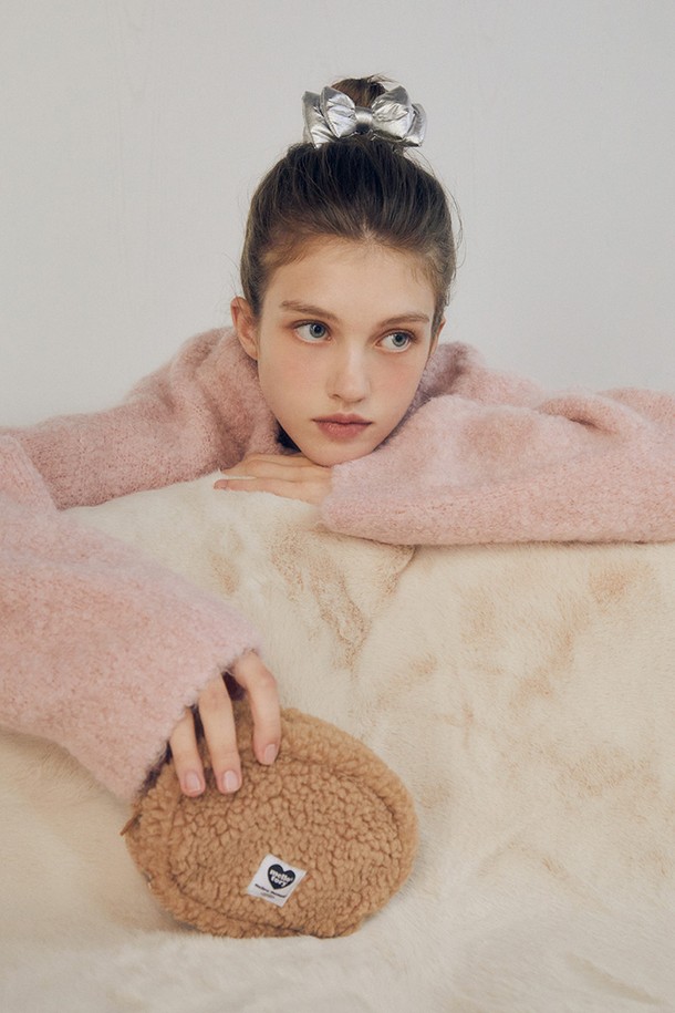 부드러운 퍼 소재의 핸디 파우치 (브라운)입니다. 18cm x 14cm x 6.5cm의 미디엄 사이즈로, 캐주얼 스타일의 여성분들을 위한 데일리 파우치입니다. 내부 포켓과 바이어스 처리된 안감을 적용하여 실용성을 높였으며, 가벼운 중량감으로 휴대성이 좋습니다. 지퍼형 잠금 방식으로 소지품을 안전하게 보관할 수 있으며, 동네 마실룩이나 데이트룩에 잘 어울립니다. 반원 모양에 퍼 소재의 디자인 장식이 더해져 포근하고 사랑스러운 느낌을 선사합니다.
