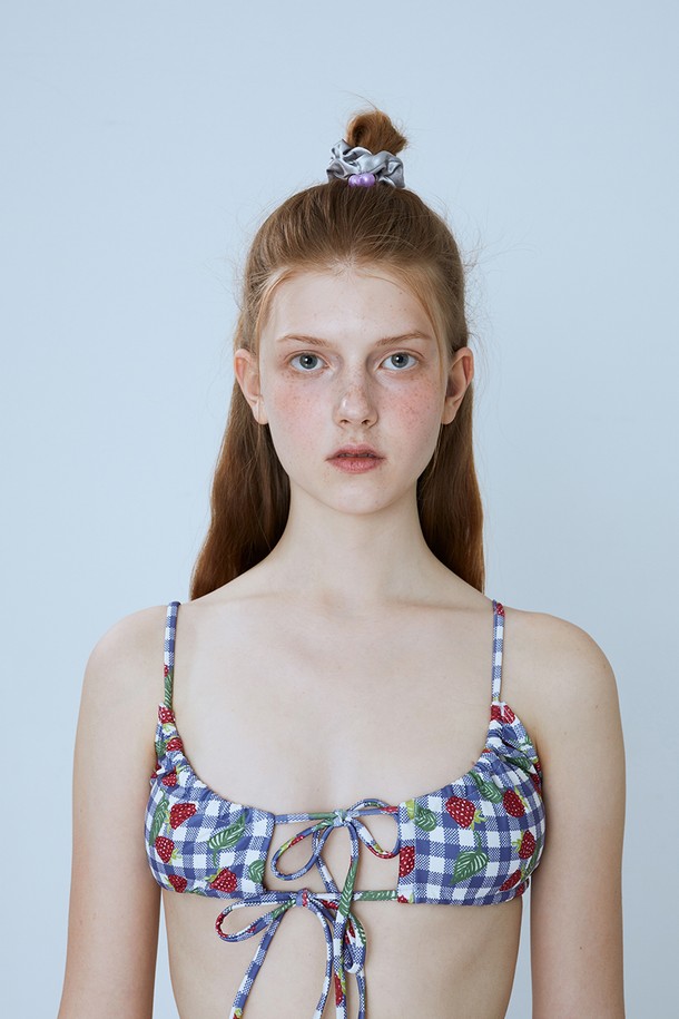 멜로토리 체리 스크런치는 은은한 광택이 돋보이는 그레이 컬러의 스크런치입니다. 폴리에스터, 아크릴, 브라스 소재로 제작되었으며, 체리 모티브와 체리 펜던트 장식이 러블리한 포인트를 더합니다. 컴팩트한 크기로 헤어타이와 브레이슬릿으로 활용 가능하여 실용적입니다. 데이트룩, 카페룩, 모임룩 등 다양한 TPO에 걸리시, 로맨틱, 캐주얼 스타일을 연출하기 좋습니다.
