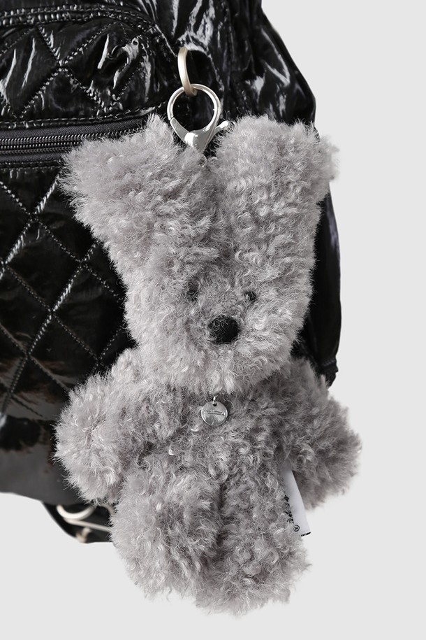 부클 래빗 키링 (그레이)은 부드러운 촉감의 폴리에스터와 브라스 소재를 사용한 미니 사이즈 키링입니다. 토끼 캐릭터 디자인에 핸드메이드로 제작되었으며, 내부 와이어 구조로 다양한 포즈 연출이 가능합니다. 가방 액세서리 또는 장식용으로 활용하기 좋으며, 헤드 루프가 부착되어 탈부착이 간편합니다. 캐주얼, 미니멀, 걸리시 스타일의 옷차림에 포인트 아이템으로 매치하여 동네 마실룩, 여행룩, 산책룩을 연출해보세요. 특히 패딩이 강화되어 더욱 사랑스러운 느낌을 줍니다.
