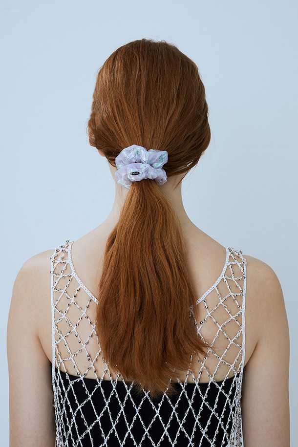 **시스루 메탈 스크런치**는 나일론, 알루미늄, 폴리에스테르, 브라스 소재로 제작된 헤어 액세서리입니다. 메탈릭 로고 인그레이빙 장식과 시스루 패턴이 특징이며, 심플한 스타일을 연출합니다. 9.5cm의 컴팩트한 사이즈로 헤어타이나 팔찌로 활용 가능하며, 레이어드 구조와 다양한 컬러 효과를 통해 데이트룩, 모임룩에 포인트를 더합니다. 시크, 미니멀, 클래식 스타일을 즐기는 분들께 추천합니다.
