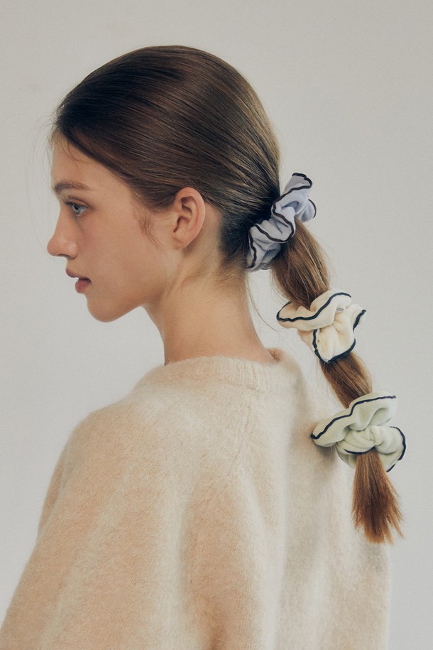 테리 라인 스크런치 (크림)는 부드러운 촉감의 면, 폴리에스테르, 브라스 소재로 제작된 헤어 액세서리입니다. 파이핑 디테일이 돋보이는 디자인으로, 지름 17.5cm의 넉넉한 사이즈로 제작되었습니다. 캐주얼한 스타일을 연출하며, 섬세한 각인 포인트가 은은하게 빛납니다. 동네 마실룩, 카페룩, 산책룩 등 다양한 TPO에 활용할 수 있으며, 미니멀한 스타일에 포인트를 더할 수 있습니다. 파스텔톤 크림 컬러의 테리 원단이 라이트한 실루엣을 선사합니다.
