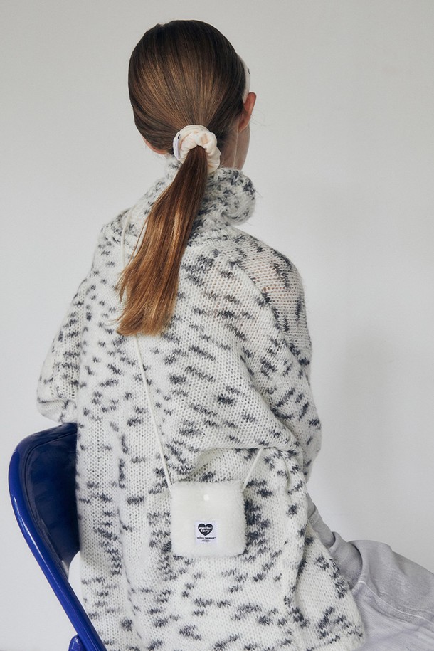 부드러운 퍼 소재와 미니멀한 디자인이 돋보이는 콤팩트 넥크리스 백 (화이트)입니다. 여성스러운 분위기를 연출하며, 데이트룩, 쇼핑룩, 카페룩 등 다양한 TPO에 활용하기 좋습니다. 스트랩 길이 조절이 가능하며, 손잡이가 있어 편리하게 사용할 수 있습니다. 에어팟 1-3세대, PRO, Buds 시리즈, ZFlip 등 이어폰 케이스를 수납할 수 있으며, 키링을 부착하여 개성을 더할 수 있습니다. 가방 사이즈는 미니이며, 85x72mm 이하의 물품을 수납할 수 있습니다.
