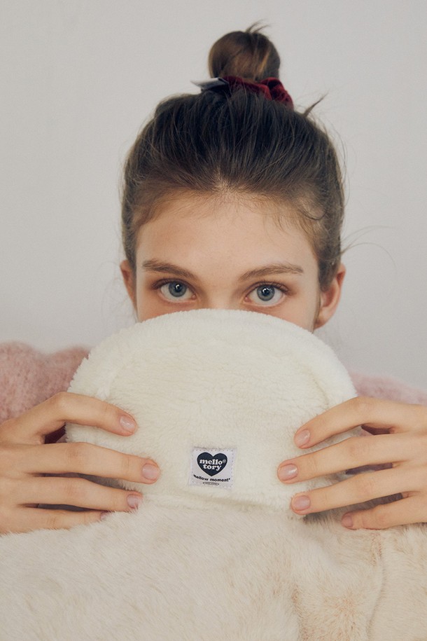 **핸디 파우치 (화이트)**

부드러운 드레이핑과 따뜻하고 포근한 텍스처가 돋보이는 핸디 파우치입니다. 미디엄 사이즈의 원형 디자인으로, 내부 나일론 100% 안감과 내부 포켓이 실용성을 더합니다. 화이트 컬러의 무지 파우치에 퍼 장식이 포인트로 더해져 로맨틱, 미니멀, 클래식 스타일을 연출합니다. 18cm x 14cm x 6.5cm 크기로, 수납 기능에 충실하며, 데이트룩, 카페룩, 겨울 데일리룩에 잘 어울립니다. 7가지 컬러 옵션으로 제공됩니다.
