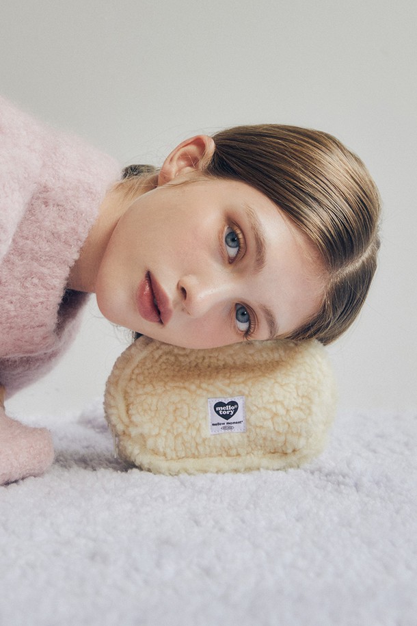 부드러운 퍼 소재의 핸디 파우치 (아이보리)입니다. 컴팩트한 미니 사이즈로, 내부 포켓이 있어 수납력을 높였습니다. 바이어스 처리된 나일론 안감과 지퍼형 잠금 방식으로 마감하여 고급스러운 디자인을 더했습니다. 걸리시, 미니멀, 로맨틱 스타일의 데이트룩, 카페룩, 모임룩에 잘 어울립니다. 아이보리, 그린, 브라운, 핑크, 블루, 화이트 등 다양한 컬러 옵션으로 만나보세요.
