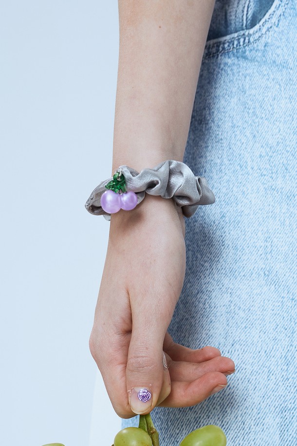 멜로토리 체리 스크런치는 은은한 광택이 돋보이는 그레이 컬러의 스크런치입니다. 폴리에스터, 아크릴, 브라스 소재로 제작되었으며, 체리 모티브와 체리 펜던트 장식이 러블리한 포인트를 더합니다. 컴팩트한 크기로 헤어타이와 브레이슬릿으로 활용 가능하여 실용적입니다. 데이트룩, 카페룩, 모임룩 등 다양한 TPO에 걸리시, 로맨틱, 캐주얼 스타일을 연출하기 좋습니다.
