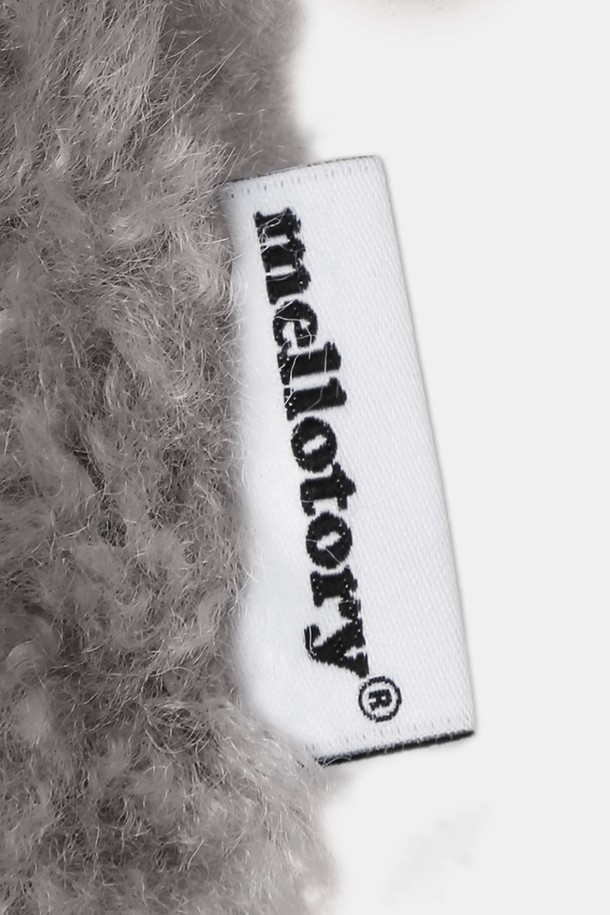 부클 래빗 키링 (그레이)은 부드러운 촉감의 폴리에스터와 브라스 소재를 사용한 미니 사이즈 키링입니다. 토끼 캐릭터 디자인에 핸드메이드로 제작되었으며, 내부 와이어 구조로 다양한 포즈 연출이 가능합니다. 가방 액세서리 또는 장식용으로 활용하기 좋으며, 헤드 루프가 부착되어 탈부착이 간편합니다. 캐주얼, 미니멀, 걸리시 스타일의 옷차림에 포인트 아이템으로 매치하여 동네 마실룩, 여행룩, 산책룩을 연출해보세요. 특히 패딩이 강화되어 더욱 사랑스러운 느낌을 줍니다.
