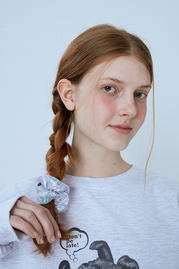 **시스루 메탈 스크런치**는 나일론, 알루미늄, 폴리에스테르, 브라스 소재로 제작된 헤어 액세서리입니다. 메탈릭 로고 인그레이빙 장식과 시스루 패턴이 특징이며, 심플한 스타일을 연출합니다. 9.5cm의 컴팩트한 사이즈로 헤어타이나 팔찌로 활용 가능하며, 레이어드 구조와 다양한 컬러 효과를 통해 데이트룩, 모임룩에 포인트를 더합니다. 시크, 미니멀, 클래식 스타일을 즐기는 분들께 추천합니다.
