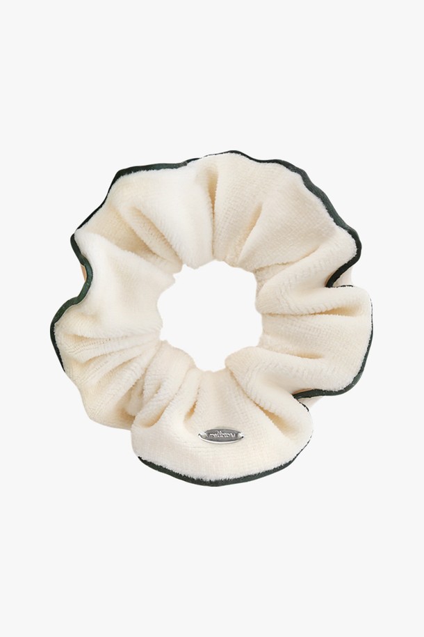 테리 라인 스크런치 (크림)는 부드러운 촉감의 면, 폴리에스테르, 브라스 소재로 제작된 헤어 액세서리입니다. 파이핑 디테일이 돋보이는 디자인으로, 지름 17.5cm의 넉넉한 사이즈로 제작되었습니다. 캐주얼한 스타일을 연출하며, 섬세한 각인 포인트가 은은하게 빛납니다. 동네 마실룩, 카페룩, 산책룩 등 다양한 TPO에 활용할 수 있으며, 미니멀한 스타일에 포인트를 더할 수 있습니다. 파스텔톤 크림 컬러의 테리 원단이 라이트한 실루엣을 선사합니다.
