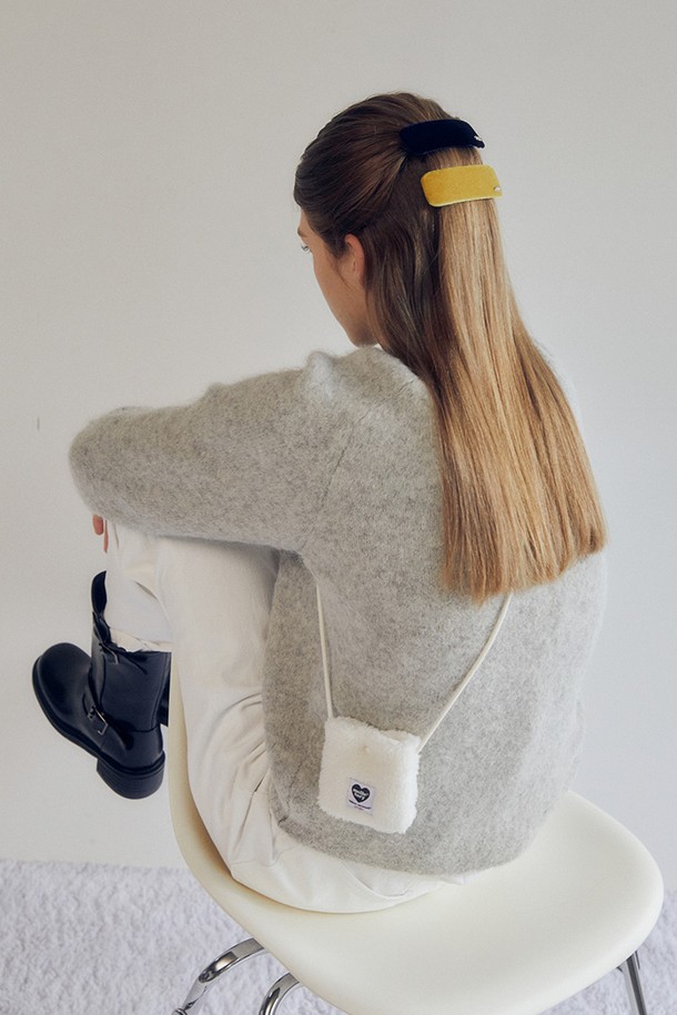 부드러운 퍼 소재와 미니멀한 디자인이 돋보이는 콤팩트 넥크리스 백 (화이트)입니다. 여성스러운 분위기를 연출하며, 데이트룩, 쇼핑룩, 카페룩 등 다양한 TPO에 활용하기 좋습니다. 스트랩 길이 조절이 가능하며, 손잡이가 있어 편리하게 사용할 수 있습니다. 에어팟 1-3세대, PRO, Buds 시리즈, ZFlip 등 이어폰 케이스를 수납할 수 있으며, 키링을 부착하여 개성을 더할 수 있습니다. 가방 사이즈는 미니이며, 85x72mm 이하의 물품을 수납할 수 있습니다.
