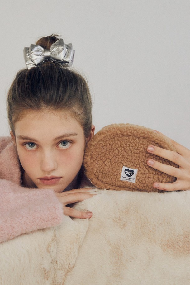 부드러운 퍼 소재의 핸디 파우치 (브라운)입니다. 18cm x 14cm x 6.5cm의 미디엄 사이즈로, 캐주얼 스타일의 여성분들을 위한 데일리 파우치입니다. 내부 포켓과 바이어스 처리된 안감을 적용하여 실용성을 높였으며, 가벼운 중량감으로 휴대성이 좋습니다. 지퍼형 잠금 방식으로 소지품을 안전하게 보관할 수 있으며, 동네 마실룩이나 데이트룩에 잘 어울립니다. 반원 모양에 퍼 소재의 디자인 장식이 더해져 포근하고 사랑스러운 느낌을 선사합니다.
