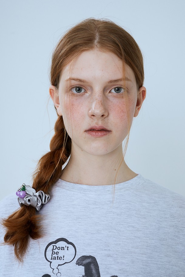 멜로토리 체리 스크런치는 은은한 광택이 돋보이는 그레이 컬러의 스크런치입니다. 폴리에스터, 아크릴, 브라스 소재로 제작되었으며, 체리 모티브와 체리 펜던트 장식이 러블리한 포인트를 더합니다. 컴팩트한 크기로 헤어타이와 브레이슬릿으로 활용 가능하여 실용적입니다. 데이트룩, 카페룩, 모임룩 등 다양한 TPO에 걸리시, 로맨틱, 캐주얼 스타일을 연출하기 좋습니다.
