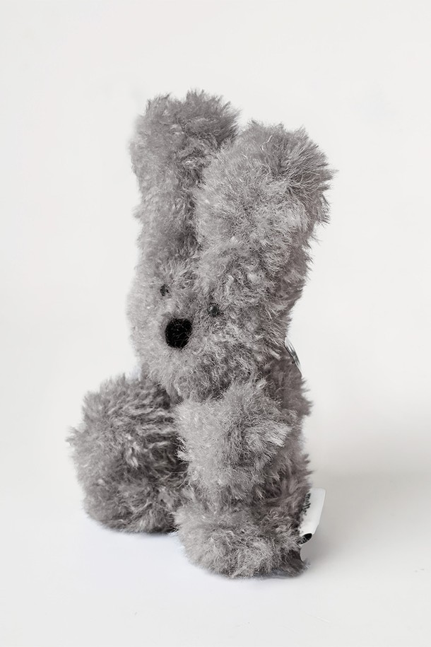 부클 래빗 키링 (그레이)은 부드러운 촉감의 폴리에스터와 브라스 소재를 사용한 미니 사이즈 키링입니다. 토끼 캐릭터 디자인에 핸드메이드로 제작되었으며, 내부 와이어 구조로 다양한 포즈 연출이 가능합니다. 가방 액세서리 또는 장식용으로 활용하기 좋으며, 헤드 루프가 부착되어 탈부착이 간편합니다. 캐주얼, 미니멀, 걸리시 스타일의 옷차림에 포인트 아이템으로 매치하여 동네 마실룩, 여행룩, 산책룩을 연출해보세요. 특히 패딩이 강화되어 더욱 사랑스러운 느낌을 줍니다.
