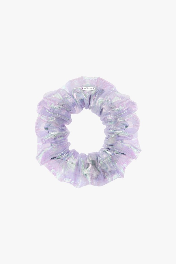 **시스루 메탈 스크런치**는 나일론, 알루미늄, 폴리에스테르, 브라스 소재로 제작된 헤어 액세서리입니다. 메탈릭 로고 인그레이빙 장식과 시스루 패턴이 특징이며, 심플한 스타일을 연출합니다. 9.5cm의 컴팩트한 사이즈로 헤어타이나 팔찌로 활용 가능하며, 레이어드 구조와 다양한 컬러 효과를 통해 데이트룩, 모임룩에 포인트를 더합니다. 시크, 미니멀, 클래식 스타일을 즐기는 분들께 추천합니다.
