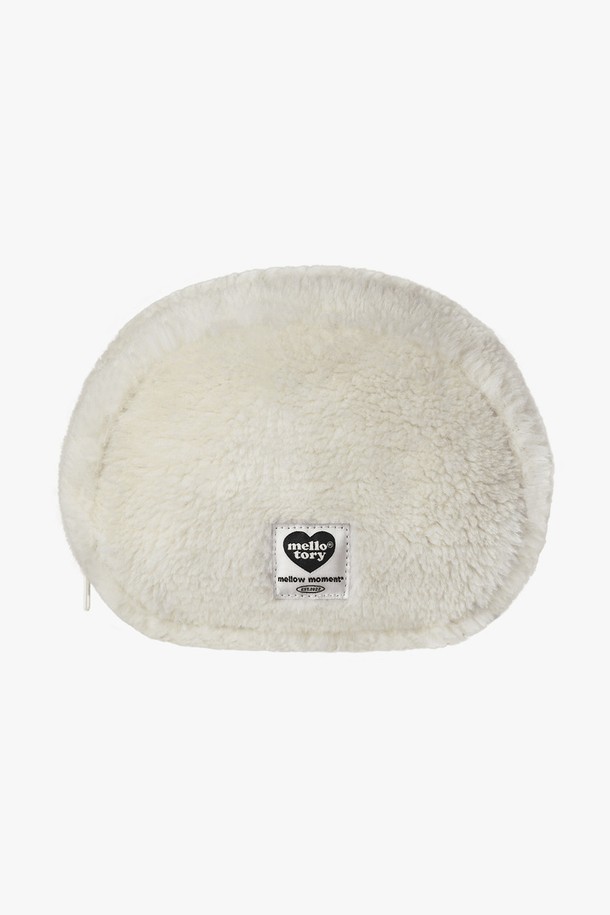 **핸디 파우치 (화이트)**

부드러운 드레이핑과 따뜻하고 포근한 텍스처가 돋보이는 핸디 파우치입니다. 미디엄 사이즈의 원형 디자인으로, 내부 나일론 100% 안감과 내부 포켓이 실용성을 더합니다. 화이트 컬러의 무지 파우치에 퍼 장식이 포인트로 더해져 로맨틱, 미니멀, 클래식 스타일을 연출합니다. 18cm x 14cm x 6.5cm 크기로, 수납 기능에 충실하며, 데이트룩, 카페룩, 겨울 데일리룩에 잘 어울립니다. 7가지 컬러 옵션으로 제공됩니다.
