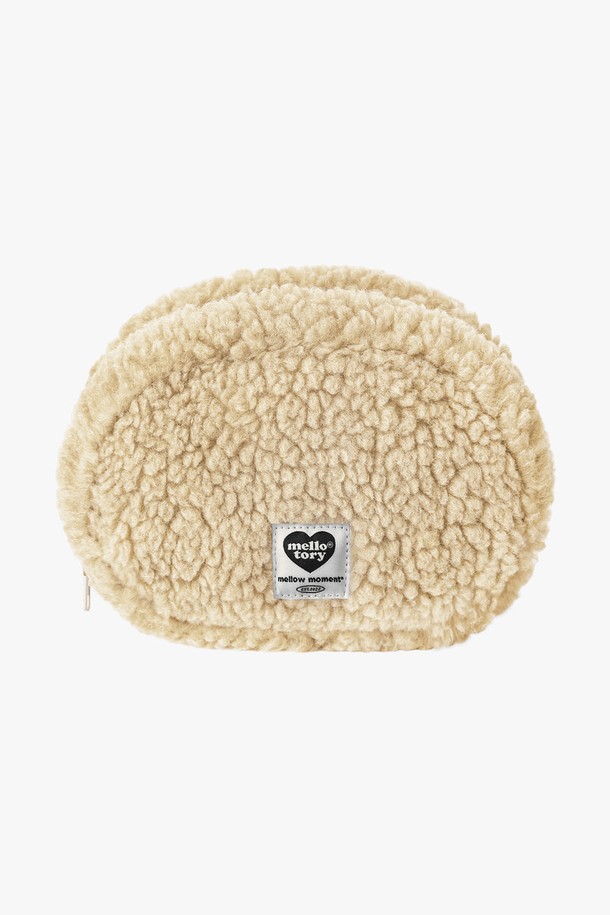 부드러운 퍼 소재의 핸디 파우치 (아이보리)입니다. 컴팩트한 미니 사이즈로, 내부 포켓이 있어 수납력을 높였습니다. 바이어스 처리된 나일론 안감과 지퍼형 잠금 방식으로 마감하여 고급스러운 디자인을 더했습니다. 걸리시, 미니멀, 로맨틱 스타일의 데이트룩, 카페룩, 모임룩에 잘 어울립니다. 아이보리, 그린, 브라운, 핑크, 블루, 화이트 등 다양한 컬러 옵션으로 만나보세요.
