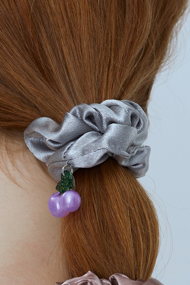 멜로토리 체리 스크런치는 은은한 광택이 돋보이는 그레이 컬러의 스크런치입니다. 폴리에스터, 아크릴, 브라스 소재로 제작되었으며, 체리 모티브와 체리 펜던트 장식이 러블리한 포인트를 더합니다. 컴팩트한 크기로 헤어타이와 브레이슬릿으로 활용 가능하여 실용적입니다. 데이트룩, 카페룩, 모임룩 등 다양한 TPO에 걸리시, 로맨틱, 캐주얼 스타일을 연출하기 좋습니다.
