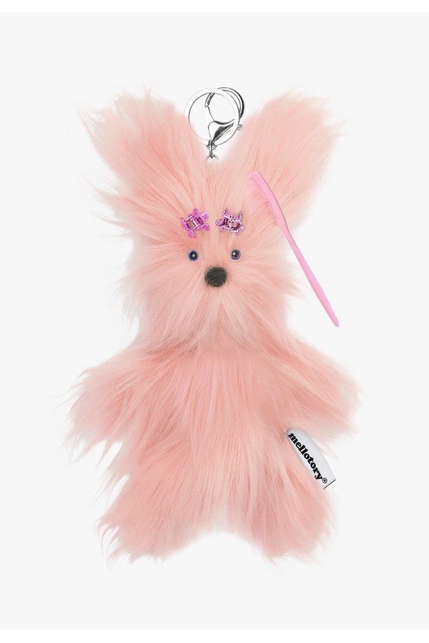 로로 래빗 키링 (라이트핑크)는 부드러운 퍼 소재로 제작된 사랑스러운 토끼 캐릭터 키링입니다. 라이트 핑크 색상과 아기자기한 리본 장식이 걸리시하고 캐주얼한 스타일을 연출합니다. 가방이나 열쇠에 달아 장식용으로 사용하기 좋으며, 일상생활에 포인트를 더해줍니다. 귀여운 토끼 디자인으로 많은 사랑을 받을 상품입니다.
