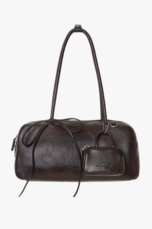 세련된 스타일을 연출하는 딥브라운 컬러의 트윈 바게트 백입니다. 폴리우레탄과 폴리에스터 소재로 제작되어 부드러운 촉감과 은은한 광택, 그레인 텍스처가 돋보입니다. 미디엄 사이즈의 사각 쉐입에 리본과 참 장식이 더해져 여성스러운 매력을 더하며, 지퍼형 잠금 방식으로 소지품을 안전하게 보관할 수 있습니다. 내부에는 지퍼 포켓과 오픈 포켓이 있어 실용적이며, 미니백 참이 포함되어 있어 포인트를 줄 수 있습니다. 데이트룩, 쇼핑룩 등 다양한 스타일에 클래식, 미니멀, 걸리시한 무드를 더해줄 아이템으로, 더스트백과 박스에 담겨 제공됩니다.
