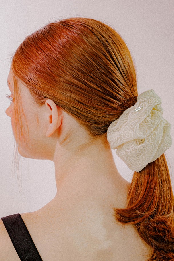 로즈 레이스 스크런치 (크림)는 여성스러운 스타일을 완성해 줄 헤어 액세서리입니다. 크림 컬러의 폴리에스터 레이스 소재에 브라스 소재의 섬세한 로즈 패턴이 더해져 우아한 분위기를 자아냅니다. 17cm의 적당한 사이즈로 제작되었으며, 레이스 디자인 장식과 중앙 라인 디테일 각인으로 고급스러움을 더했습니다. 데이트룩, 카페룩, 모임룩 등 다양한 TPO에 활용 가능하며, 로맨틱, 클래식, 걸리시 스타일을 즐겨 입는 여성분들께 추천합니다. 여성스럽고 순수한 무드를 연출해 보세요.
