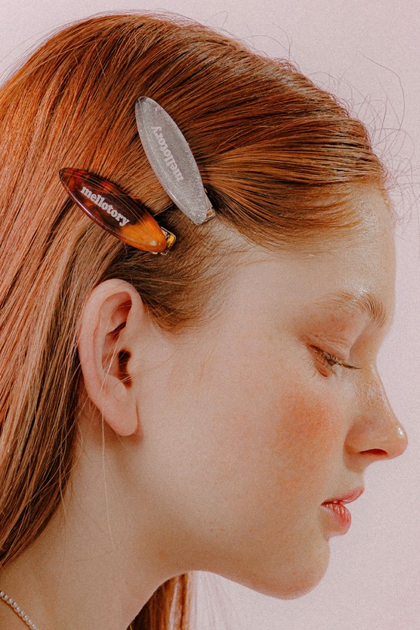 세련된 스타일을 완성하는 로고 헤어핀 세트입니다. 실버와 브라운 두 가지 색상으로 출시되었으며, 포마이카와 스틸 소재를 사용하여 견고함을 더했습니다. 타원형 바디에 시그니처 로고 디자인을 담았으며, 핸드메이드 공정으로 제작되어 소장 가치를 높였습니다. 5.8cm x 5cm 크기의 집게형 헤어핀 2개 세트로 구성되어 있으며, 열과 충격에 유의하여 사용하고, 오염 시 국소 부위를 닦아 관리하십시오.
