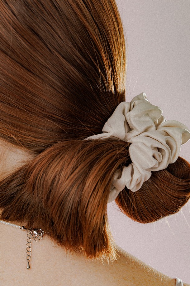 아이보리 컬러의 셔링 사틴 스크런치는 여성스러운 헤어 스타일을 연출해 줍니다. 부드러운 폴리에스터 사틴 소재에 수작업 셔링 디테일을 더해 럭셔리한 무드를 선사합니다. 지름 9cm 사이즈로, 헤어타이 기능과 함께 은은한 광택감을 즐길 수 있습니다. 멜로토리 각인 장식이 중앙 라인에 새겨져 고급스러움을 더하며, 데이트룩, 모임룩 등 다양한 TPO에 활용하기 좋습니다. 클래식, 미니멀, 로맨틱 스타일을 즐기는 분들께 추천합니다.
