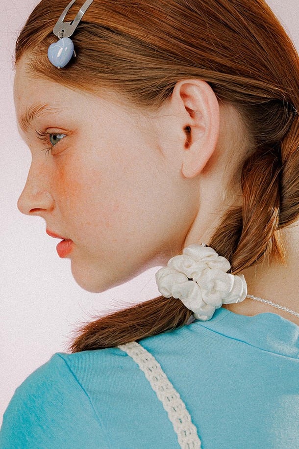 미니 셔링 사틴 스크런치 (아이보리)는 부드러운 촉감과 은은한 광택감이 돋보이는 아이보리 컬러의 헤어 액세서리입니다. 페미닌한 무드를 연출하는 셔링 디테일과 수작업으로 섬세하게 제작된 디자인이 특징입니다. 폴리에스터와 브라스 소재로 제작되었으며, 미니 사이즈로 일상에서 부담 없이 착용 가능합니다. 헤어타이 또는 팔찌로 활용할 수 있으며, 센터라인 각인 포인트는 고급스러움을 더합니다. 데이트룩, 카페룩, 모임룩 등 다양한 TPO에 클래식, 미니멀, 로맨틱 스타일을 더해 여성스러운 분위기를 연출해 보세요.
