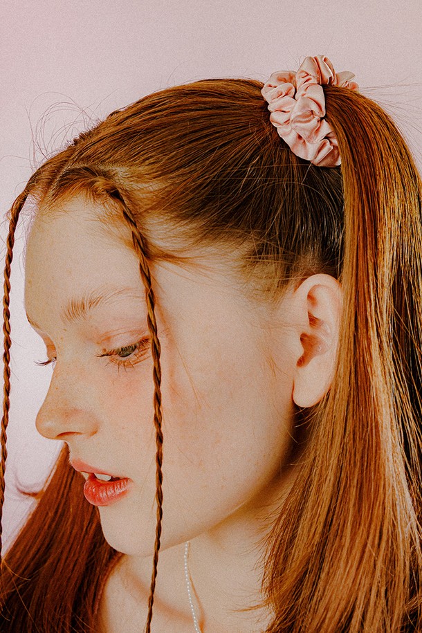 미니 셔링 사틴 스크런치 (라이트핑크)는 부드러운 폴리에스터와 브라스 소재로 제작된 헤어 액세서리입니다. 미니 사이즈에 셔링 디테일이 더해져 걸리시, 로맨틱, 미니멀 스타일을 연출하기 좋습니다. 라이트핑크 컬러로 데이트룩, 카페룩, 모임룩 등 다양한 TPO에 활용할 수 있습니다. 수작업으로 제작되어 제품마다 약간의 차이가 있을 수 있으며, 금속 부분은 변색될 수 있으니 주의하여 관리해주세요. 변형과 손상을 방지하기 위해 섬세한 관리가 필요합니다.
