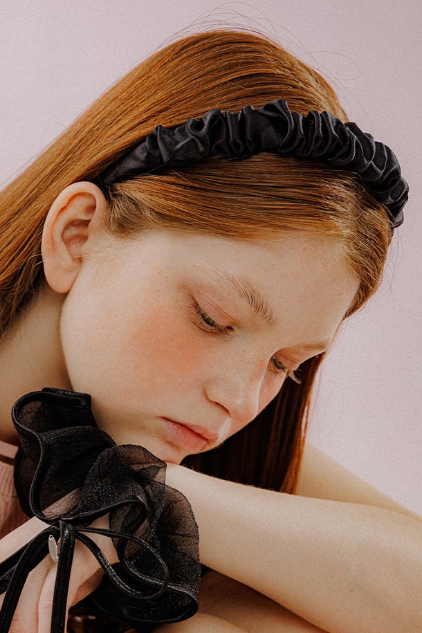 세련된 셔링 디테일이 돋보이는 셔링 사틴 헤어 밴드 (블랙)입니다. 부드러운 폴리에스터와 브라스 소재로 제작되어 편안한 착용감을 선사하며, 은은한 광택의 사틴 소재가 고급스러운 분위기를 더합니다. 우아한 셔링 디자인과 사이드라인 각인 디테일이 돋보이며, 둘레 38cm, 폭 15cm, 두께 1.5cm 사이즈로 제작되었습니다. 데이트룩, 카페룩, 모임룩 등 다양한 TPO에 활용하여 클래식, 미니멀, 로맨틱 스타일을 연출할 수 있습니다.
