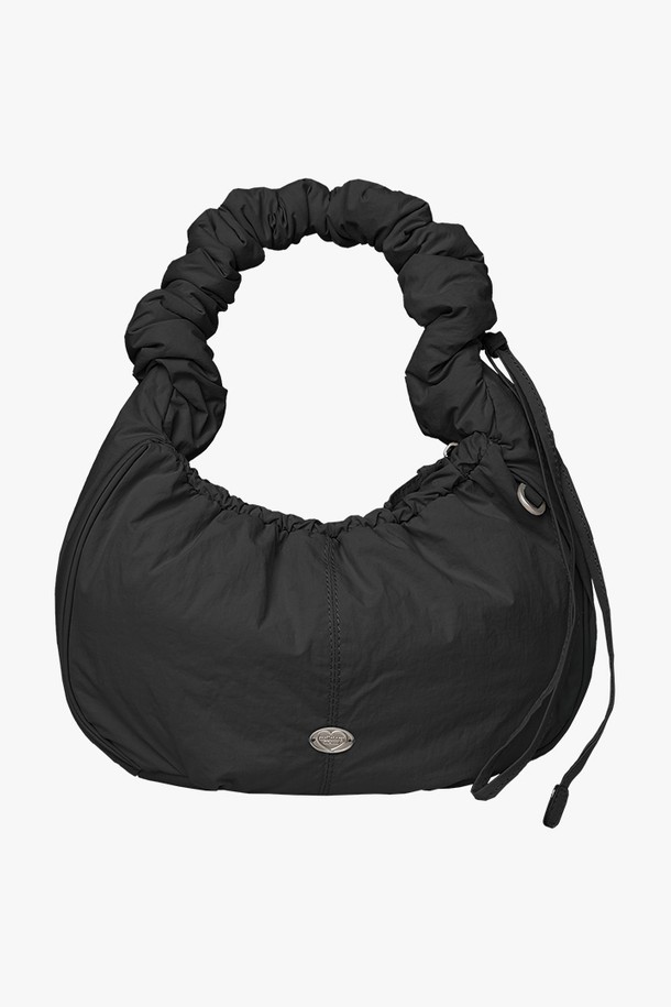 세련된 디자인의 투웨이 워시드 패딩 백 (블랙)입니다. 부드러운 패딩 디자인과 핸드스티치 디테일이 돋보이며, 메탈 로고 장식이 고급스러움을 더합니다. 넉넉한 수납 공간을 제공하는 미디엄 사이즈의 가방으로, 내부 지퍼 포켓과 오픈 포켓이 있어 실용적입니다. 토트백, 숄더백, 크로스백으로 활용 가능한 투웨이 스트랩과 95cm 길이의 스트랩으로 다양한 스타일을 연출할 수 있습니다. 나일론과 폴리에스테르 소재로 제작되어 가볍고 편안하며, 지퍼형 잠금 방식으로 내용물을 안전하게 보호합니다.
