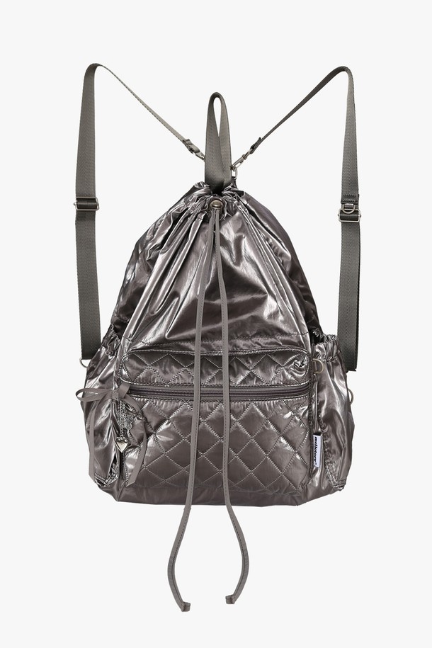 세련된 멜로 퀼팅 백팩 (딥그레이)입니다. 나일론과 폴리에스테르 소재로 제작되어 가볍고 방수 기능까지 갖춰 실용적입니다. 4way 컨버터블 디자인으로 다양한 스타일 연출이 가능하며, 태블릿 수납 공간과 내부 지퍼 포켓, 측면 오픈 포켓 등 수납력도 뛰어납니다. 딥그레이 컬러의 사각 디자인에 퀼팅 디테일과 리본, 참 장식이 더해져 여성스러운 분위기를 자아냅니다. 탈부착 가능한 어깨끈과 측면 라벨 디테일로 편의성을 높였으며, 여행, 산책, 출근 등 폭넓은 TPO에 캐주얼, 미니멀, 클래식 스타일을 연출하기 좋습니다.
