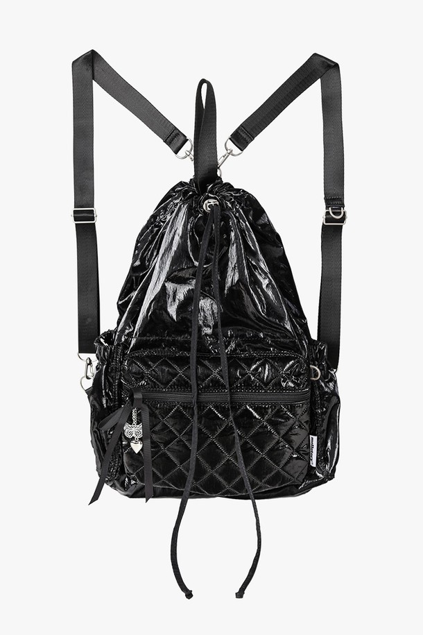 멜로 퀼팅 백팩 (블랙)은 여성스러운 스타일을 완성하는 미디엄 사이즈의 백팩입니다. 나일론과 폴리에스테르 소재로 제작되어 가볍고 방수 기능까지 갖춰 실용적입니다. 퀼팅 디자인과 리본, 참 장식이 더해져 클래식, 미니멀, 캐주얼 등 다양한 스타일 연출이 가능하며, 데이트룩, 여행룩, 동네 마실룩 등 TPO에 맞춰 활용할 수 있습니다. 사각 모양에 지퍼와 조임끈으로 이중 잠금 방식을 채택했으며, 전면 지퍼 포켓, 측면 오픈 포켓, 내부 포켓, 탈부착 어깨끈, 태블릿 수납 기능 등 활용도 높은 특징을 갖추었습니다. 또한 4가지 스타일로 연출할 수 있어 다채로운 매력을 선사합니다.
