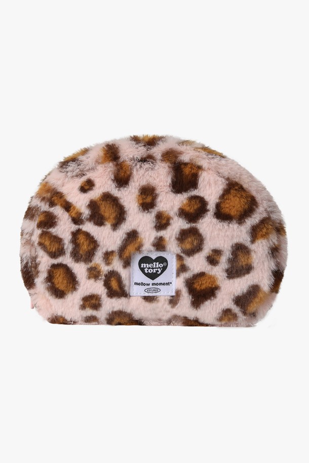 레오파드 핑크 패턴이 돋보이는 여성용 핸디 파우치입니다. 부드러운 퍼 소재와 귀여운 반원 디자인, 브라스 및 스틸 하드웨어의 조화가 돋보입니다. 폴리에스테르와 나일론 혼방으로 제작되어 내구성을 높였으며, 18cm x 14cm x 6.5cm 크기로 스몰 사이즈입니다. 내부 포켓이 있어 실용적이며, 지퍼형 잠금 방식으로 내용물을 안전하게 보관할 수 있습니다. 데이트룩, 카페룩, 모임룩 등 걸리시, 캐주얼, 로맨틱 스타일 연출에 활용하기 좋습니다. 안감은 100% 나일론입니다.
