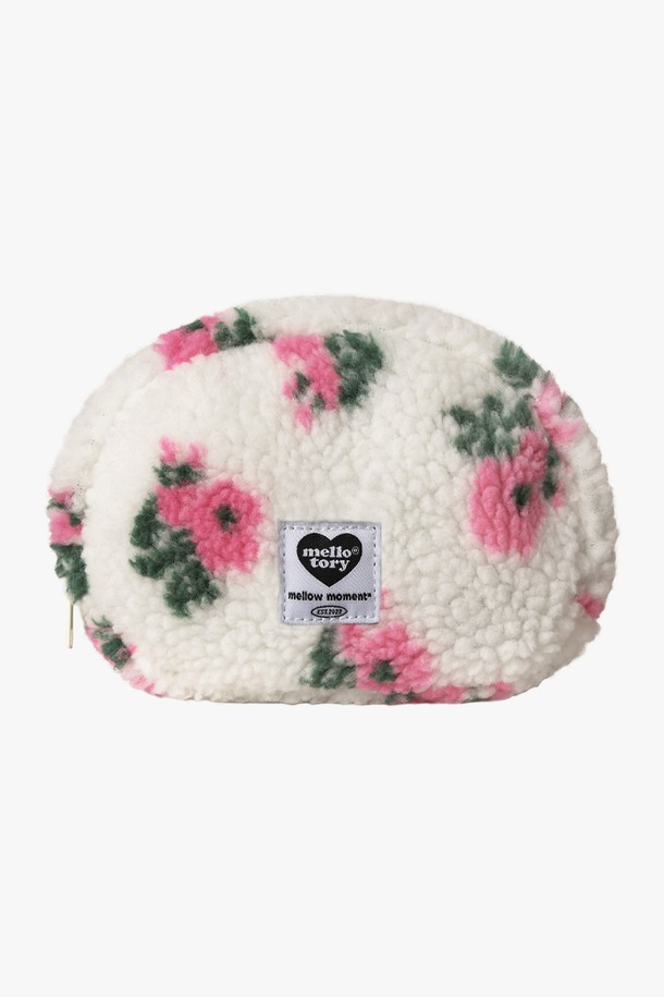 플라워 아이보리 패턴의 핸디 파우치입니다. 부드러운 보아 소재와 18cm x 14cm x 6.5cm의 미디엄 사이즈로, 여성분들을 위한 로맨틱, 캐주얼, 미니멀 스타일 연출에 적합합니다. 내부 포켓이 있어 수납이 용이하며, 데이트룩, 카페룩, 여행룩 등 다양한 TPO에 활용하기 좋습니다. 플라워 패턴과 아이보리 컬러, 타원형 디자인이 특징이며, 브라스 및 스틸 하드웨어, 나일론 안감으로 마감되었습니다.
