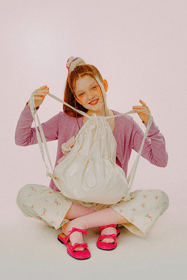 메탈릭 광택이 돋보이는 아이보리 컬러의 메탈릭 스트링 백입니다. 폴리에스터, 아크릴, 브라스, 스틸 소재를 사용하여 제작되었으며, 미디엄 사이즈의 사각 쉐입으로 디자인되었습니다. 탈착 가능한 스트랩과 사이즈 조절, 키팅 기능으로 실용성을 더했으며, 최대 90cm까지 스트랩 길이 조절이 가능합니다. 내부 및 외부 포켓, 시그니처 자수, 직조 라벨 디테일이 돋보이며, 데이트룩, 쇼핑룩, 카페룩 등 다양한 TPO에 미니멀, 걸리시, 캐주얼 스타일로 연출하기 좋습니다.
