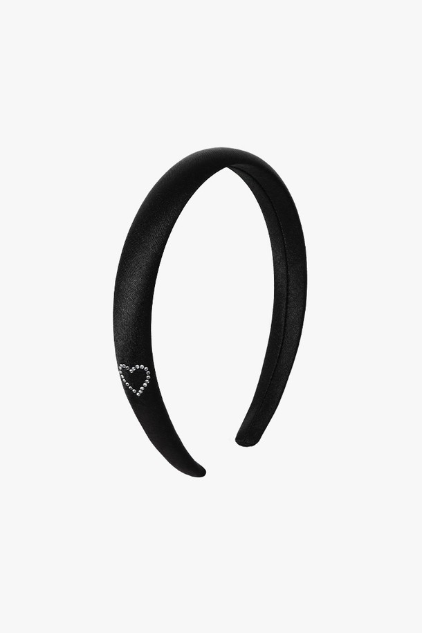 슬림 스톤 사틴 헤어밴드 (블랙)는 부드러운 촉감의 사틴 소재로 제작되어 은은한 광택이 특징입니다. 폭 2cm, 둘레 40cm의 슬림한 디자인에 양쪽 스톤 장식과 이니셜, 하트 모티프가 더해져 여성스러운 무드를 연출합니다. 데이트룩, 모임룩, 카페룩 등 다양한 TPO에 활용 가능하며, 미니멀, 클래식, 걸리시 스타일을 즐겨 입는 분들께 추천합니다. 핸드메이드로 제작되어 더욱 특별한 소장 가치를 지닙니다.
