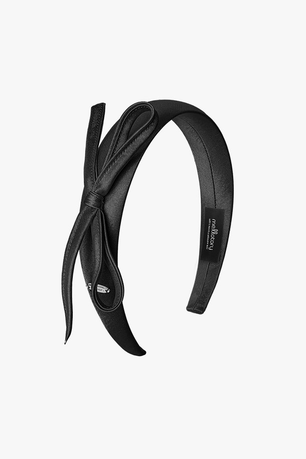 세련된 무드를 연출하는 와이드 리본 사틴 헤어 밴드 (블랙)입니다. 부드러운 촉감의 폴리에스터 사틴 소재와 브라스 소재의 조화가 돋보이며, 은은한 광택감이 우아한 분위기를 더합니다. 로맨틱, 클래식, 미니멀 스타일 어디에도 잘 어울리며, 데이트룩, 카페룩, 모임룩 등 다양한 TPO에 활용할 수 있습니다. 볼륨감 있는 리본 디자인과 브랜드 각인 디테일이 특징이며, 수작업으로 제작되어 섬세함을 더했습니다. 사이즈 조절이 가능하여 편안하게 착용할 수 있습니다.
