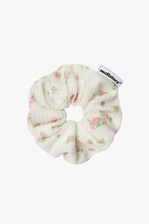 아이보리 컬러의 로즈 소프트 스크런치는 걸리시하고 트렌디한 스타일을 연출합니다. 부드러운 폴리에스테르 소재로 제작되어 포근한 촉감을 선사하며, 지름 15cm 크기로 머리 전체를 풍성하게 감싸줍니다. 로즈 플라워 패턴이 사랑스러운 무드를 더하며, 데이트룩, 카페룩, 모임룩 등 다양한 TPO에 활용하기 좋습니다. 핸드메이드 제작으로 섬세함을 더했으며, 양면 직조라벨 디테일이 돋보입니다.
