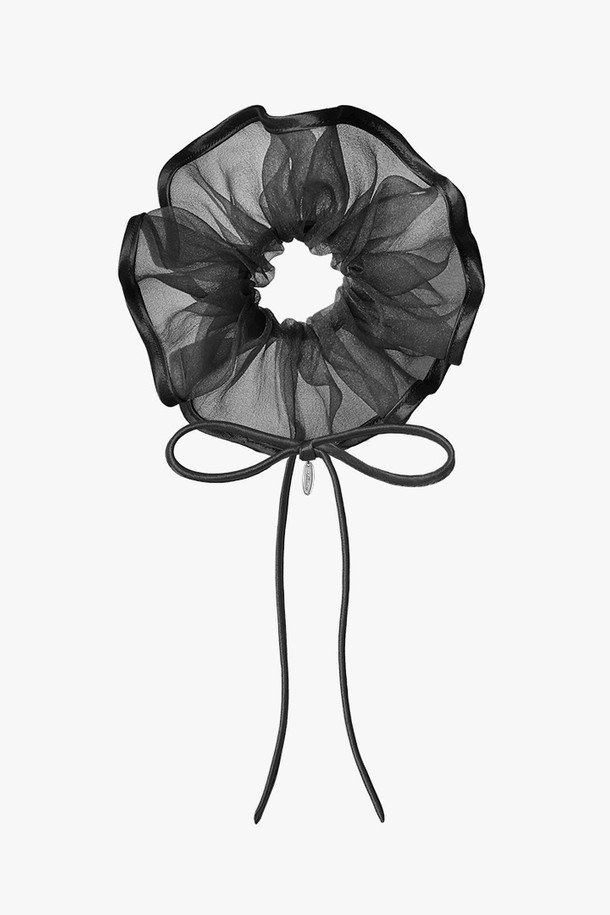 "리본 트리밍 시스루 스크런치 (블랙)"는 로맨틱하고 페미닌한 스타일을 연출하는 제품입니다. 시스루 원단과 새틴 트리밍, 리본 장식이 특징이며, 블랙 컬러로 세련된 분위기를 더합니다. 지름 16cm, 리본 13.5 x 17cm 사이즈로 제작되었으며, 브라스 소재의 메탈 디테일이 고급스러움을 더합니다. 데이트룩, 카페룩, 모임룩에 어울리며, 수작업으로 정교하게 제작되어 소장 가치를 높입니다.
