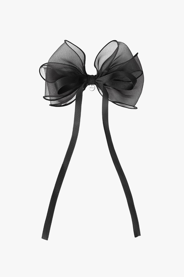 "리본 시스루 헤어핀 (블랙)"은 여성스러운 분위기를 연출하는 헤어핀입니다. 블랙 색상의 시스루 원단과 리본 테이프 디자인이 조화롭게 어우러져 걸리시, 로맨틱, 클래식 스타일을 완성합니다. 가로 16cm, 세로 31cm 크기로, 리본 라인이 포인트로 드리워져 있으며, 중앙 라인에는 멜로토리 각인이 새겨져 있습니다. 데이트룩, 카페룩, 모임룩 등 다양한 TPO에 활용 가능하며, 수작업으로 제작되어 부분별 약간의 차이가 있을 수 있습니다.
