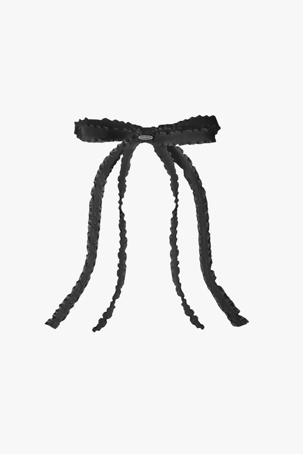 더블 리본 헤어핀 (블랙)은 우아한 스타일을 연출해주는 여성 헤어핀입니다. 폴리에스터, 브라스, 스틸 소재로 제작되었으며, 가로 15cm, 세로 25cm, 두께 1.5cm의 넉넉한 사이즈입니다. 더블 레이어드 리본 디자인과 테이프 디테일, 중앙 라인 인그레이빙 장식이 돋보이며, 수작업으로 섬세하게 제작되었습니다. 데이트룩, 모임룩, 파티룩에 잘 어울리며, 클래식, 걸리시, 로맨틱 스타일을 즐기는 분들께 추천합니다.
