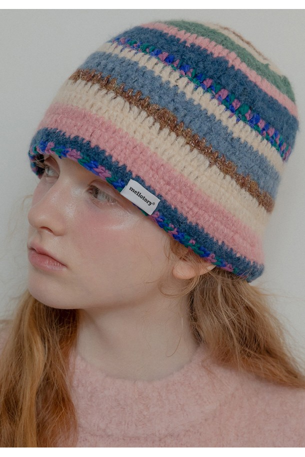 보헤미안 니트 햇 (믹스 핑크)는 부드러운 촉감의 소프트 니트 소재로 제작된 여성용 베레모입니다. 핑크, 블루, 브라운, 화이트의 유니크한 컬러 조합과 스트라이프 패턴이 특징이며, 가을과 겨울철 데이트룩, 카페룩, 가을 나들이룩에 잘 어울립니다. 중간 깊이의 모자와 핸드메이드 공정으로 제작되어 클래식, 미니멀, 걸리시 스타일을 연출하는 데 적합합니다. 로고 라벨과 핸드 스티치 디자인 장식이 돋보이는 버릿 햇 스타일의 모자입니다. 
