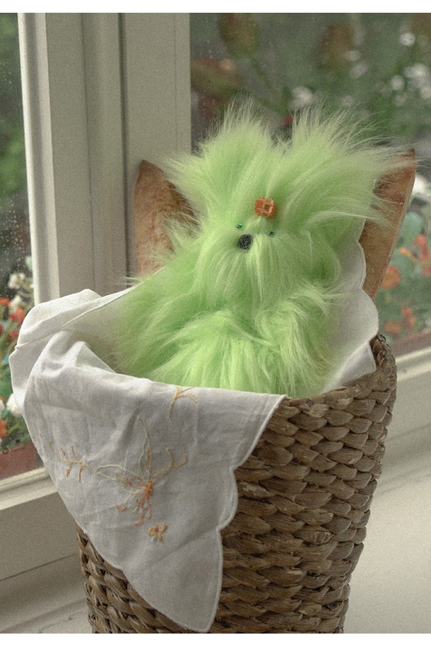 상큼한 라임 컬러의 로로 래빗 키링입니다. 부드러운 퍼 소재로 제작되어 포근한 느낌을 주며, 캐주얼한 스타일에 잘 어울립니다. 토끼 모양 디자인에 귀여운 태슬 장식이 더해져 포인트를 줍니다. 가방이나 열쇠에 달아 개성 넘치는 스타일을 연출해보세요. 일상생활에서 귀엽게 사용할 수 있는 키링 장식입니다.
