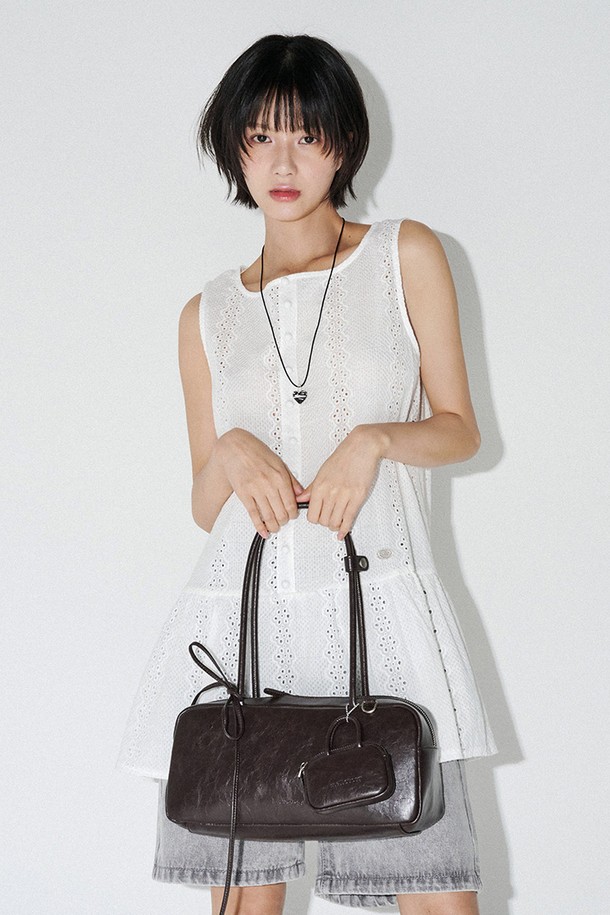 세련된 스타일을 연출하는 딥브라운 컬러의 트윈 바게트 백입니다. 폴리우레탄과 폴리에스터 소재로 제작되어 부드러운 촉감과 은은한 광택, 그레인 텍스처가 돋보입니다. 미디엄 사이즈의 사각 쉐입에 리본과 참 장식이 더해져 여성스러운 매력을 더하며, 지퍼형 잠금 방식으로 소지품을 안전하게 보관할 수 있습니다. 내부에는 지퍼 포켓과 오픈 포켓이 있어 실용적이며, 미니백 참이 포함되어 있어 포인트를 줄 수 있습니다. 데이트룩, 쇼핑룩 등 다양한 스타일에 클래식, 미니멀, 걸리시한 무드를 더해줄 아이템으로, 더스트백과 박스에 담겨 제공됩니다.
