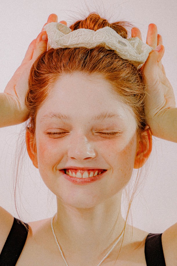 로즈 레이스 스크런치 (크림)는 여성스러운 스타일을 완성해 줄 헤어 액세서리입니다. 크림 컬러의 폴리에스터 레이스 소재에 브라스 소재의 섬세한 로즈 패턴이 더해져 우아한 분위기를 자아냅니다. 17cm의 적당한 사이즈로 제작되었으며, 레이스 디자인 장식과 중앙 라인 디테일 각인으로 고급스러움을 더했습니다. 데이트룩, 카페룩, 모임룩 등 다양한 TPO에 활용 가능하며, 로맨틱, 클래식, 걸리시 스타일을 즐겨 입는 여성분들께 추천합니다. 여성스럽고 순수한 무드를 연출해 보세요.
