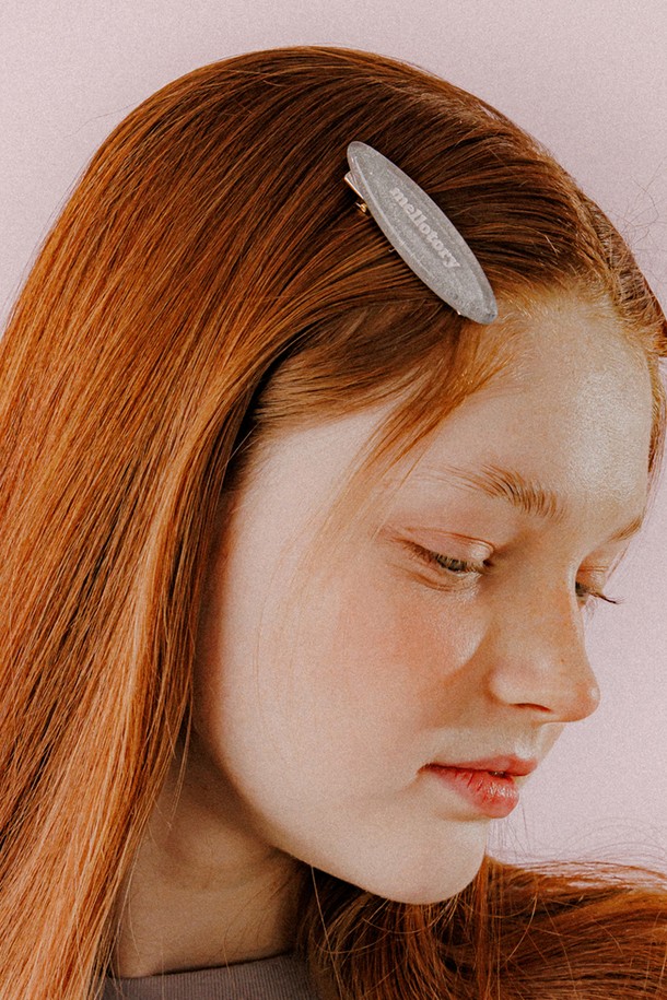 세련된 스타일을 완성하는 로고 헤어핀 세트입니다. 실버와 브라운 두 가지 색상으로 출시되었으며, 포마이카와 스틸 소재를 사용하여 견고함을 더했습니다. 타원형 바디에 시그니처 로고 디자인을 담았으며, 핸드메이드 공정으로 제작되어 소장 가치를 높였습니다. 5.8cm x 5cm 크기의 집게형 헤어핀 2개 세트로 구성되어 있으며, 열과 충격에 유의하여 사용하고, 오염 시 국소 부위를 닦아 관리하십시오.
