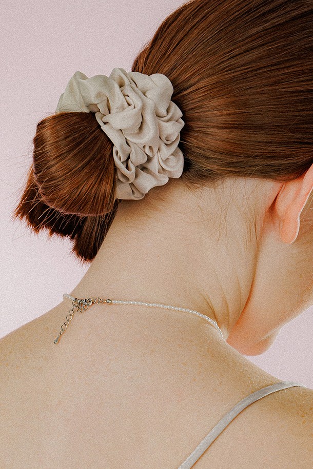 아이보리 컬러의 셔링 사틴 스크런치는 여성스러운 헤어 스타일을 연출해 줍니다. 부드러운 폴리에스터 사틴 소재에 수작업 셔링 디테일을 더해 럭셔리한 무드를 선사합니다. 지름 9cm 사이즈로, 헤어타이 기능과 함께 은은한 광택감을 즐길 수 있습니다. 멜로토리 각인 장식이 중앙 라인에 새겨져 고급스러움을 더하며, 데이트룩, 모임룩 등 다양한 TPO에 활용하기 좋습니다. 클래식, 미니멀, 로맨틱 스타일을 즐기는 분들께 추천합니다.
