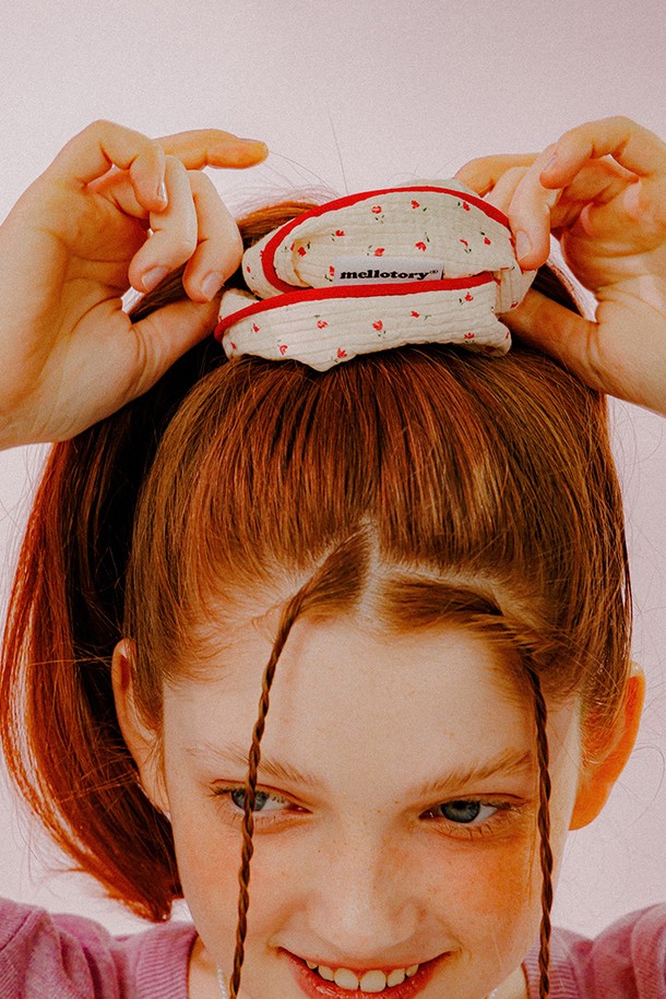 [튤립 코튼 스크런치]는 사랑스러운 튤립 패턴이 돋보이는 헤어 액세서리입니다. 워싱 코튼 소재로 제작되어 부드러운 촉감을 선사하며, 걸리시하고 로맨틱한 스타일을 연출합니다. 15CM 사이즈로, 데이트룩 또는 봄 소풍룩에 포인트를 더하기 좋습니다. 붉은색 파이핑 디테일과 양면 직조라벨이 디자인의 완성도를 높입니다. 
