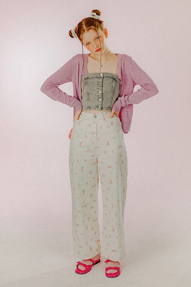 미니 셔링 사틴 스크런치 (아이보리)는 부드러운 촉감과 은은한 광택감이 돋보이는 아이보리 컬러의 헤어 액세서리입니다. 페미닌한 무드를 연출하는 셔링 디테일과 수작업으로 섬세하게 제작된 디자인이 특징입니다. 폴리에스터와 브라스 소재로 제작되었으며, 미니 사이즈로 일상에서 부담 없이 착용 가능합니다. 헤어타이 또는 팔찌로 활용할 수 있으며, 센터라인 각인 포인트는 고급스러움을 더합니다. 데이트룩, 카페룩, 모임룩 등 다양한 TPO에 클래식, 미니멀, 로맨틱 스타일을 더해 여성스러운 분위기를 연출해 보세요.
