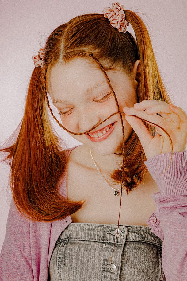 미니 셔링 사틴 스크런치 (라이트핑크)는 부드러운 폴리에스터와 브라스 소재로 제작된 헤어 액세서리입니다. 미니 사이즈에 셔링 디테일이 더해져 걸리시, 로맨틱, 미니멀 스타일을 연출하기 좋습니다. 라이트핑크 컬러로 데이트룩, 카페룩, 모임룩 등 다양한 TPO에 활용할 수 있습니다. 수작업으로 제작되어 제품마다 약간의 차이가 있을 수 있으며, 금속 부분은 변색될 수 있으니 주의하여 관리해주세요. 변형과 손상을 방지하기 위해 섬세한 관리가 필요합니다.
