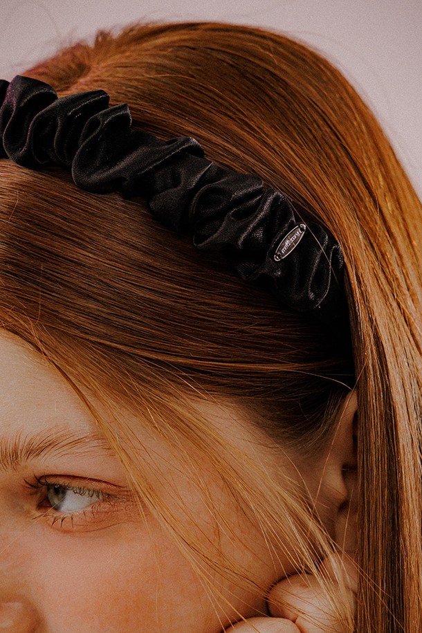 세련된 셔링 디테일이 돋보이는 셔링 사틴 헤어 밴드 (블랙)입니다. 부드러운 폴리에스터와 브라스 소재로 제작되어 편안한 착용감을 선사하며, 은은한 광택의 사틴 소재가 고급스러운 분위기를 더합니다. 우아한 셔링 디자인과 사이드라인 각인 디테일이 돋보이며, 둘레 38cm, 폭 15cm, 두께 1.5cm 사이즈로 제작되었습니다. 데이트룩, 카페룩, 모임룩 등 다양한 TPO에 활용하여 클래식, 미니멀, 로맨틱 스타일을 연출할 수 있습니다.
